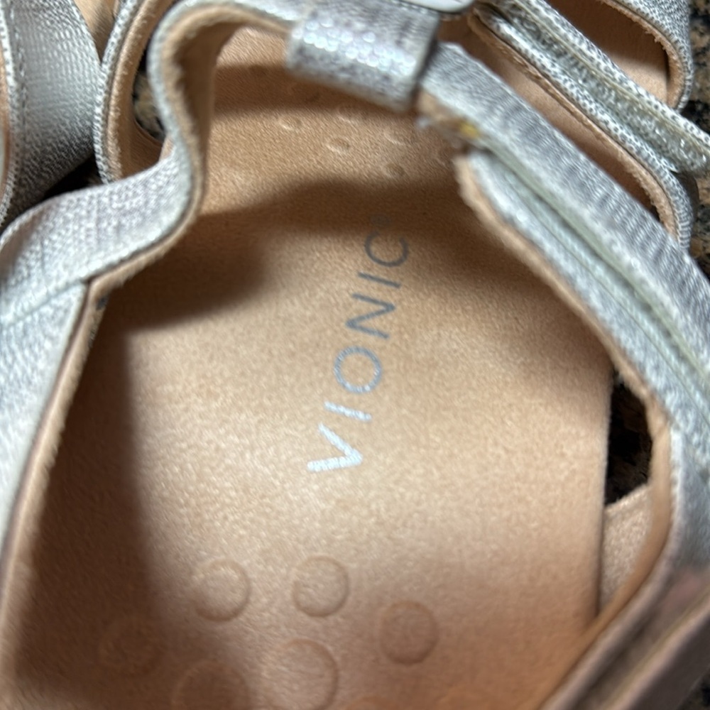 Vionic Amber Women's Adjustable Slide Sandal - O Silver Met Linen size 8 - Picture 12 of 15